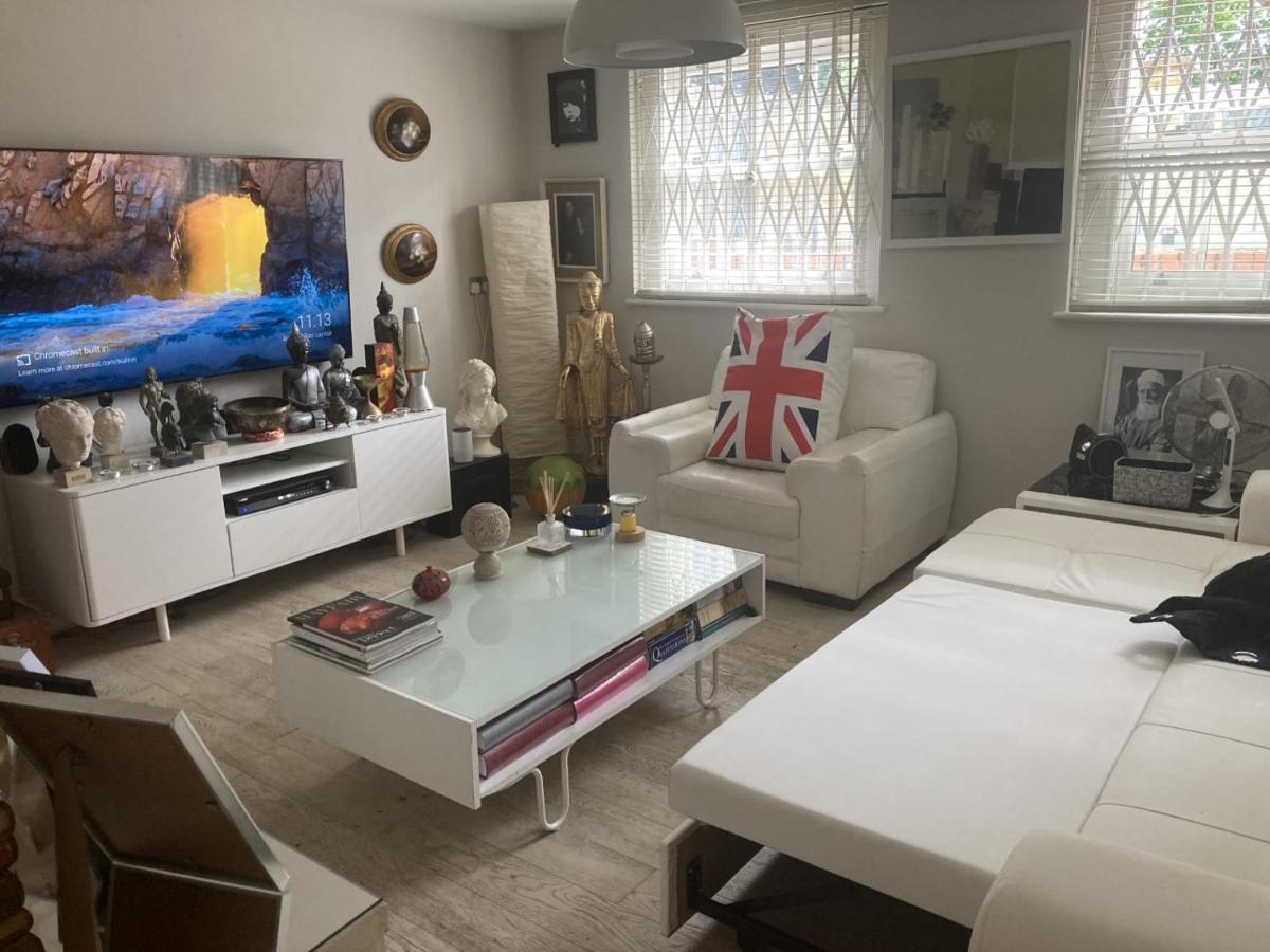 Stunning Ground Floor Garden - Entire Apartment, Centrally Located, With Free Off Road Parking By Flat & Wiffi, Beautifully Secluded, 3 Mins From All Amenities